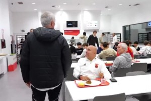 沒架子！穆里尼奧與本菲卡青訓小球員一起吃飯